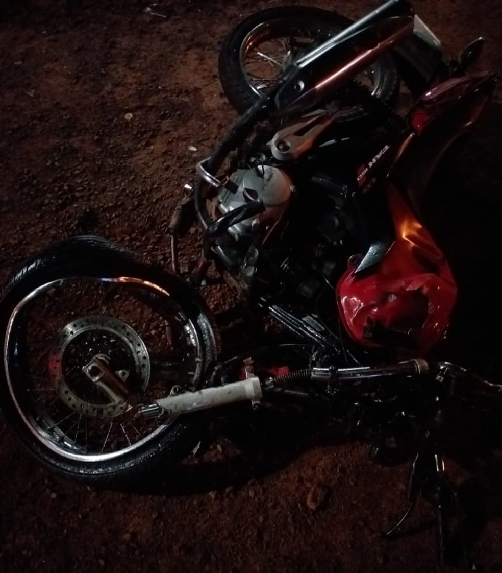 Motocicleta também ficou danificada na batida — Foto: Divulgação Motocicleta também ficou danificada na batida — Foto: Divulgação
