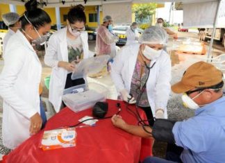 Caminhoneiros são vacinados contra gripe e fazem testes de Covid-19 em postos de combustíveis de Araguaína