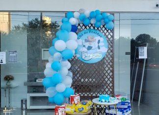 Casal se emociona ao ganhar chá de bebê surpresa com entregas em ‘drive-thru’ no centro de Palmas