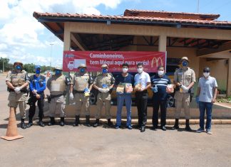 Em parceria com Mc Donald’s, Polícia Militar entrega lanches para caminhoneiros na TO-080