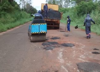 Rodovia TO-210 recebe serviços de tapa-buracos no entorno de Tocantinópolis