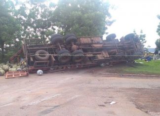 Caminhão carregado com botijões de gás atinge moto e tomba em curva após ficar sem freios