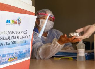 Palmas 31 anos: bolo é entregue simbolicamente aos profissionais da Saúde e Desenvolvimento Social