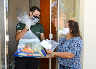 Famílias de alunos da rede municipal de ensino começam a receber os kits de alimentos e máscaras de proteção