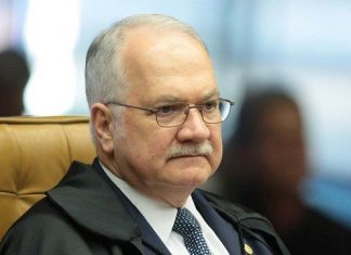 Fachin dá 24h para PGR e Moraes se manifestarem sobre Weintraub