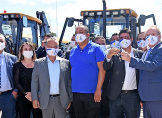 Governador Carlesse garante que entrega de máquinas pesadas vai impulsionar desenvolvimento regional no Tocantins