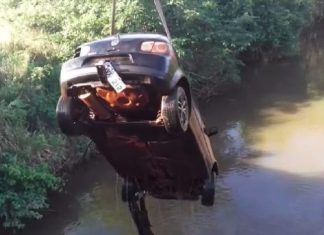 Carro roubado é encontrado submerso em córrego às margens da BR-153