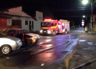 Incêndio em depósito atinge equipamentos eletrônicos e dois carros em Araguaína