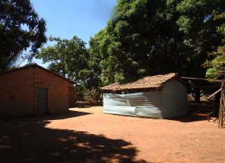 Polícia Civil encontra várias pessoas vivendo em alojamento precário no Distrito de Luzimangues