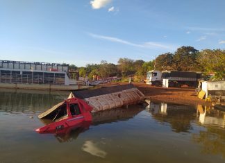 Caminhão fica parcialmente submerso após descer rampa de acesso à balsa, em Porto Nacional