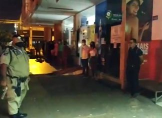 PM dá bronca em jovens aglomerados na porta de distribuidora de bebidas e vídeo viraliza