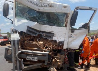 Aureny IV: colisão entre caminhões deixa motorista preso às ferragens