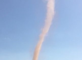 Redemoinho gigante se forma em avenida, atrapalha trânsito e impressiona moradores em Palmas