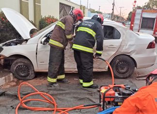 Dianópolis: bombeiros militares desencarceram motorista de veículo após colisão em poste