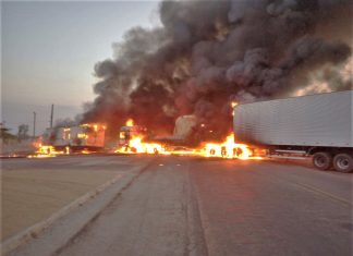 Colisão de dois caminhões na BR-153 causa incêndio na via