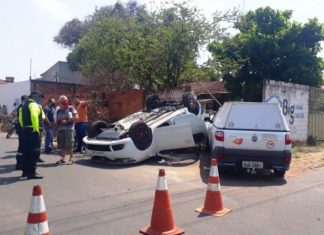 Veículo com criança capota após colisão e fica com as rodas para cima em Araguaína
