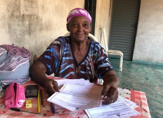 Donas de casa voltam à escola depois de 50 anos para aprender a usar a tecnologia
