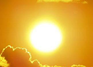 Uma criança morre e outra é internada após ficarem presas dentro de carro no calor