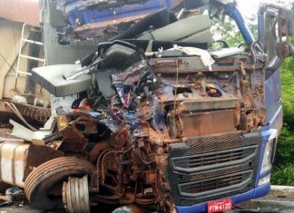 Carretas batem de frente e corpo de caminhoneiro fica preso às ferragens na BR-153, no norte do estado