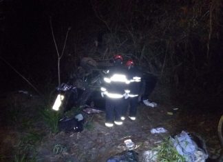 Criança morre e fica presa às ferragens de carro após acidente na BR-153