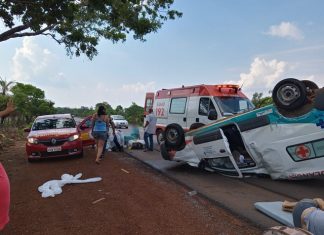 Ambulância que levava paciente com coronavírus para Palmas capota na TO-080