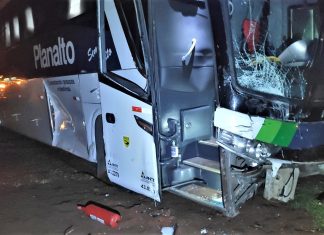 Cariri-TO: bombeiros militares socorrem vítimas em colisão de ônibus com camionete