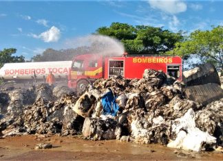 Bombeiros militares combatem fogo em carga de algodão na TO-020