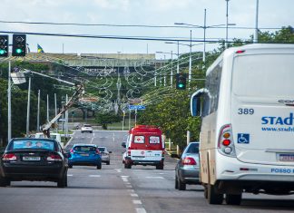 Papai Noel acende luzes do Natal Cidade Encantada em ritmo de Arraiá