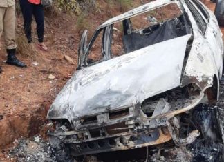 Mulher deixa carro em estrada após acidente e quando volta para buscar encontra veículo destruído por incêndio