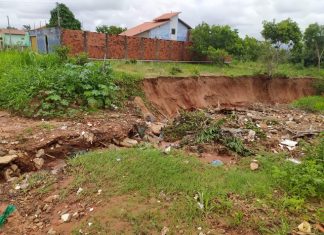 Moradores de bairro em Araguaína estão com medo de cratera que está engolindo rua e ameaçando casas