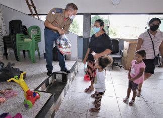 Solidariedade: bombeiros militares fazem entregas de alimentos e roupas