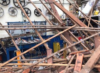 Em Araguatins, telhado de loja desaba e bombeiros militares socorrem vítima