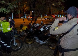 Distribuidora de bebidas é embargada por reincidir em aglomerar clientes e oferecer show ao vivo sem autorização