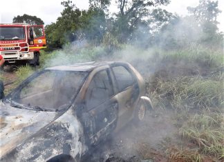 Homem usa fogo para limpar terreno e chamas atingem o próprio veículo