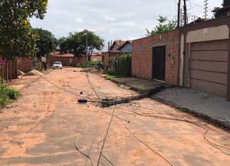 Caminhão derruba postes de energia e motorista foge deixando prejuízos para trás em Araguaína
