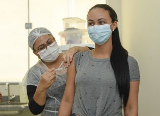 Profissionais de saúde das USFs e UPAs são vacinados contra a Covid-19