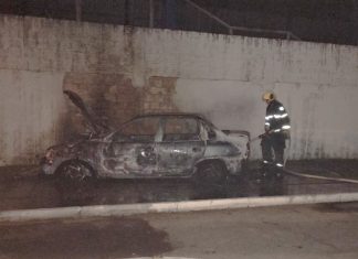 Araguatins: bombeiros militares combatem incêndio em veículo