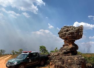 Batalhão de Polícia Militar Ambiental e IBAMA autuam infratores que picharam a Pedra da Baliza