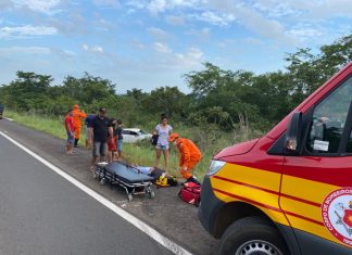 Bombeiros militares resgatam duas vítimas de capotamento em Araguatins