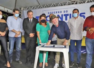 Governador Carlesse entrega ônibus e renova parceria com Associação em Gurupi