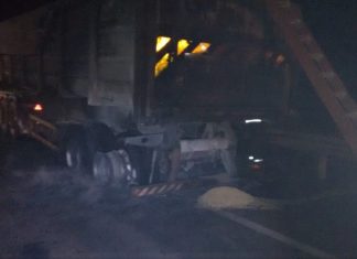 Carreta pega fogo na Ponte da Amizade e bombeiros militares fazem combate com rapidez