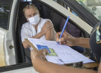 Aplicação da 2ª dose da CoronaVac em idosos em sistema drive-thru termina nesta sexta, 5