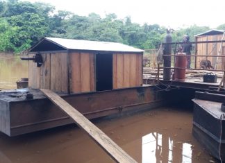 Governo do Tocantins faz reforma em balsa usada na travessia do Manoel Alves Grande, em Goiatins