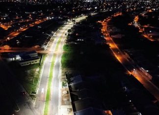 Obra de iluminação da Av. E no bairro Nova Fronteira já está em fase de conclusão