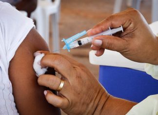 Etapa de imunização para idosos a partir de 66 anos continua nesta terça, 19