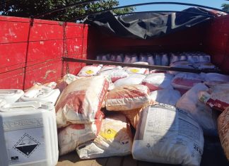 PM apreende dois mil quilos de fertilizante e 700 litros de agrotóxicos sem nota fiscal na região sudeste do Estado