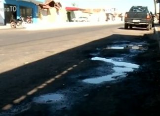 Moradores e comerciantes reclamam de água que escorre por avenida em Gurupi e provoca mau cheiro