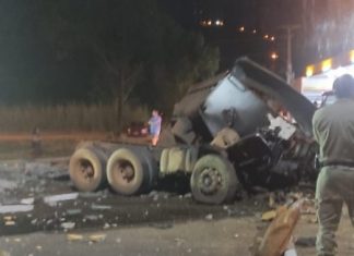 Caminhoneiro morre após bater de frente com placa de concreto na entrada de Paraíso do Tocantins