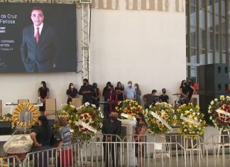Fiéis fazem homenagens durante ‘velório virtual’ de pastor que morreu de Covid dois meses após perder a filha