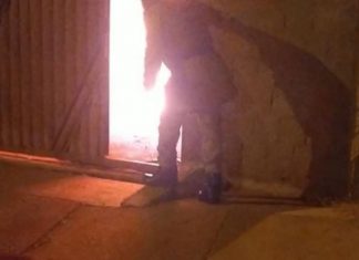 PMs conseguem resgatar homem preso dentro de casa em chamas; VÍDEO